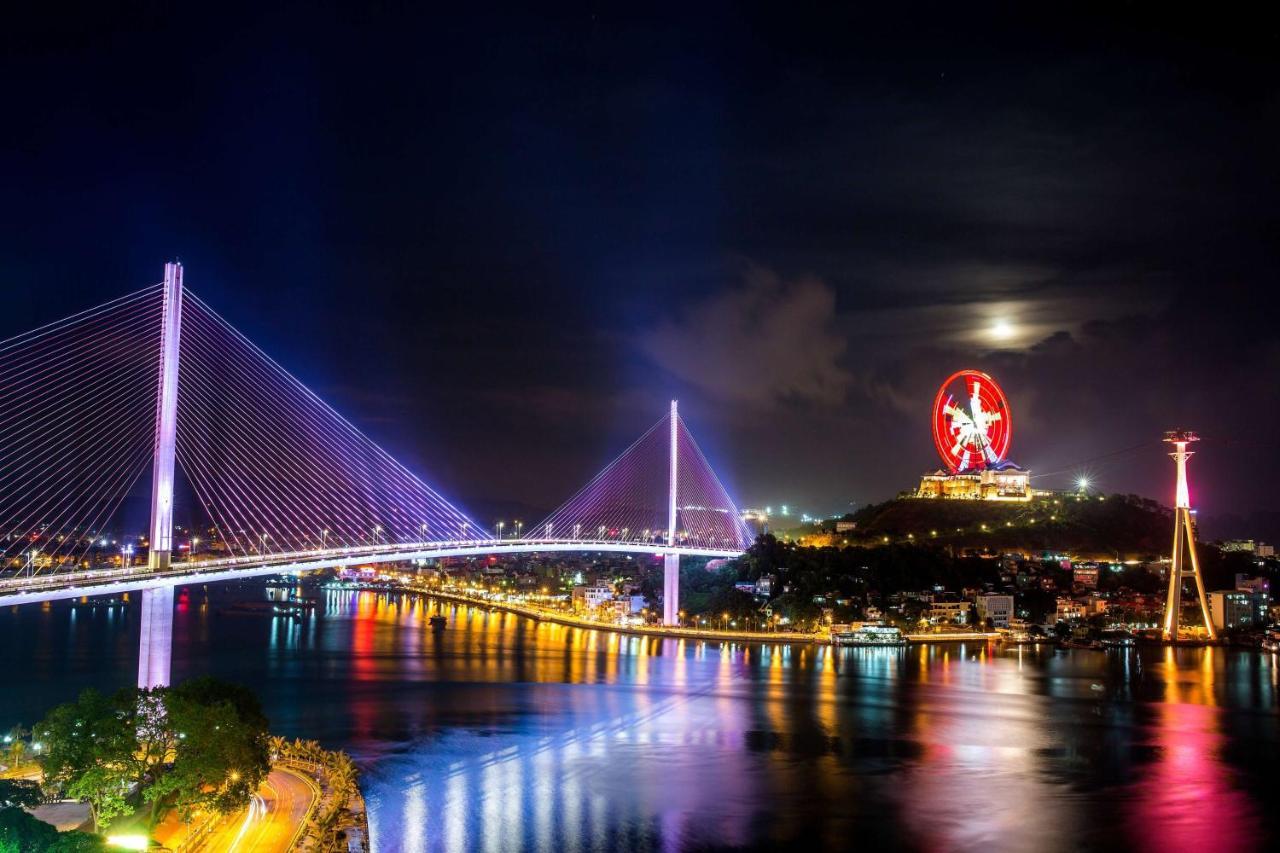 מלון הלונג Wyndham Legend Halong מראה חיצוני תמונה View of the bridge at night